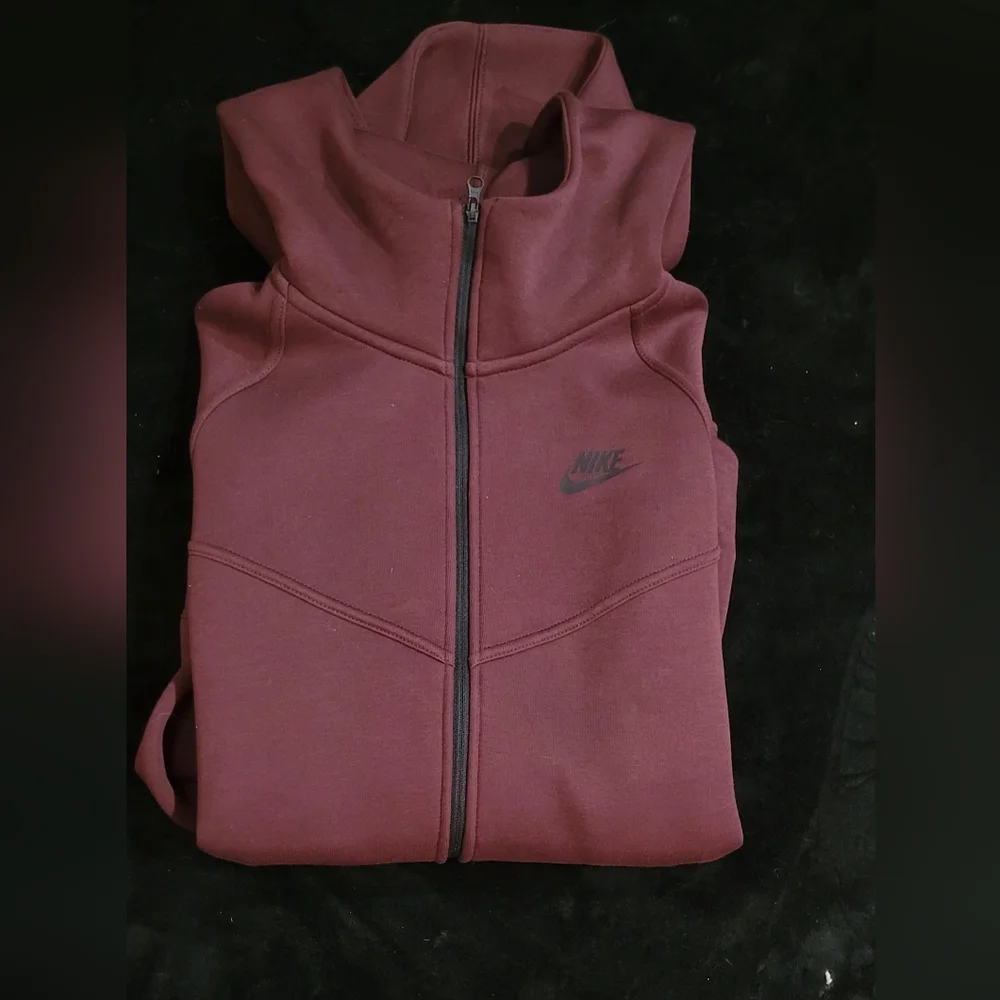 Nike Tech - Picture 1 of 3